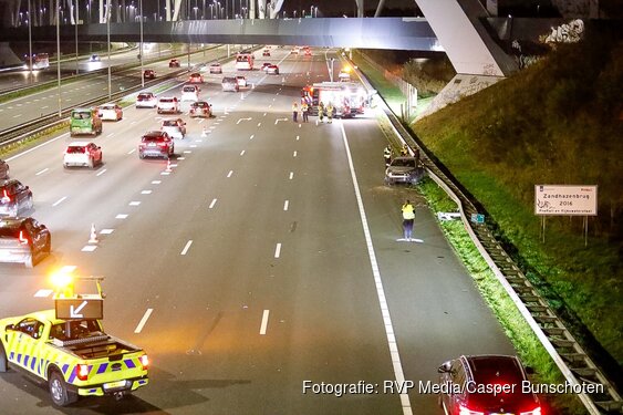 Ongeluk met meerdere voertuigen op de A1 bij Muiderberg