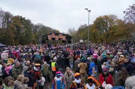 Sinterklaas in Hilversum feestelijk onthaald: honderden kinderen in vrolijke stoet door de stad