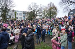 Sinterklaas in Hilversum feestelijk onthaald: honderden kinderen in vrolijke stoet door de stad