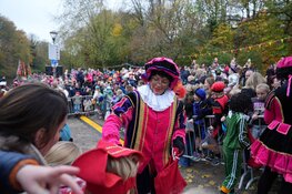 Sinterklaas in Hilversum feestelijk onthaald: honderden kinderen in vrolijke stoet door de stad