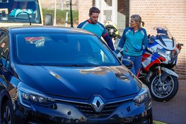 Vrouw zwaargewond na aanrijding met auto in Huizen