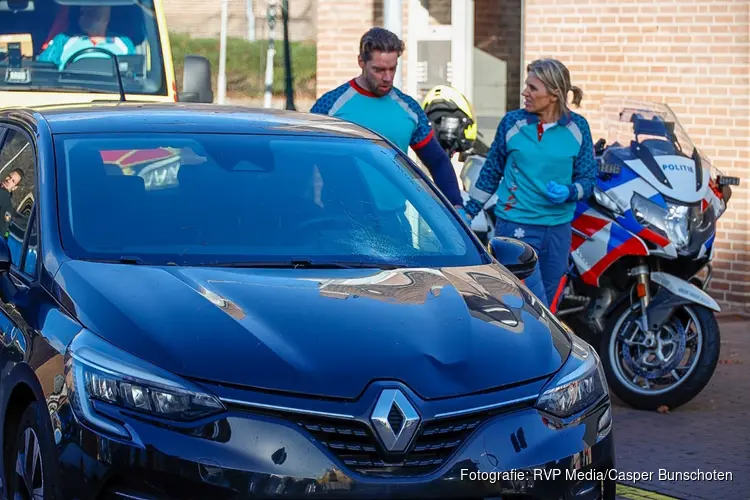 Vrouw zwaargewond na aanrijding met auto in Huizen