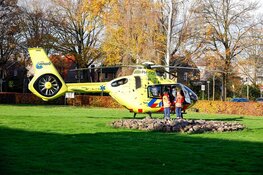 Vrouw zwaargewond na aanrijding met auto in Huizen