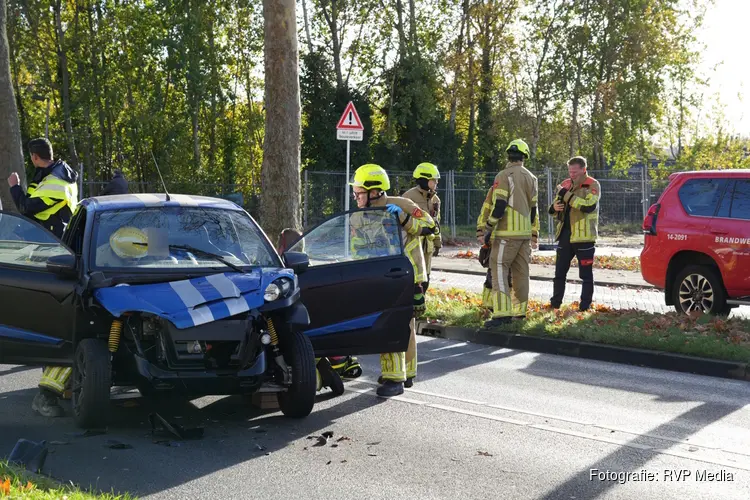Brandweer bevrijdt man uit brommobiel na botsing in Hilversum
