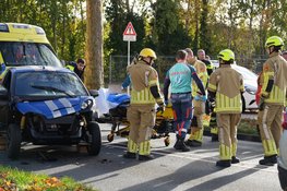 Brandweer bevrijdt man uit brommobiel na botsing in Hilversum