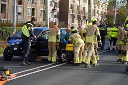 Brandweer bevrijdt man uit brommobiel na botsing in Hilversum