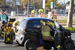Brandweer bevrijdt man uit brommobiel na botsing in Hilversum