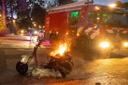 Scooter vat spontaan vlam in Huizen