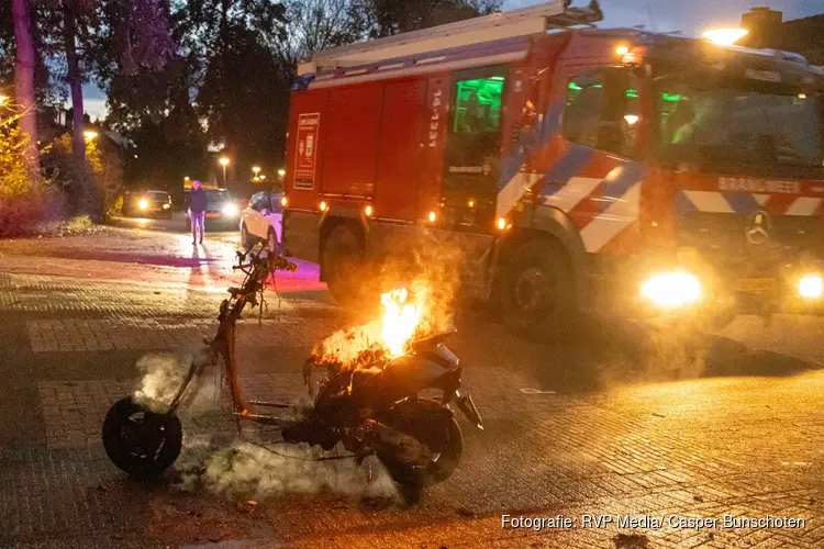 Scooter vat spontaan vlam in Huizen