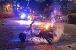 Scooter vat spontaan vlam in Huizen
