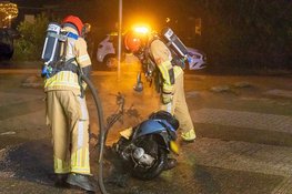 Scooter vat spontaan vlam in Huizen