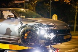 Twee dure bolides botsen in Huizen