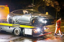 Twee dure bolides botsen in Huizen