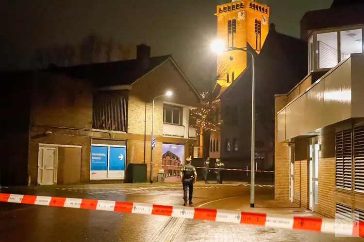Straat afgesloten na verdachte situatie met mogelijk explosief bij geparkeerde auto