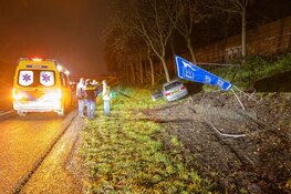 Automobilist onder invloed rijdt verkeersbord omver en eindigt tegen boom