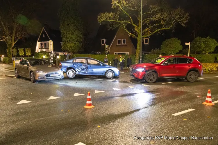 Ongeval met drie auto's op kruising in Huizen