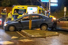 Ongeval met drie auto's op kruising in Huizen