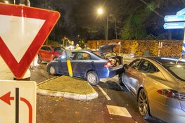 Ongeval met drie auto's op kruising in Huizen