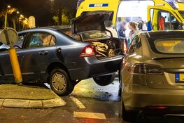 Ongeval met drie auto's op kruising in Huizen