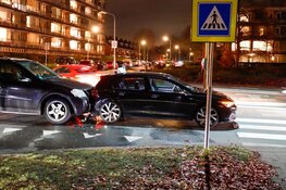 Auto botst achterop lesauto voor zebrapad