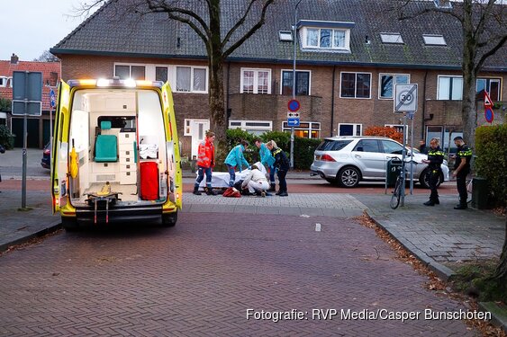 Aanrijding tussen auto en fietser op de Larenseweg in Hilversum