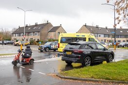 Man in scootmobiel aangereden door auto in Huizen