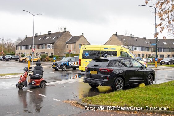 Man in scootmobiel aangereden door auto in Huizen