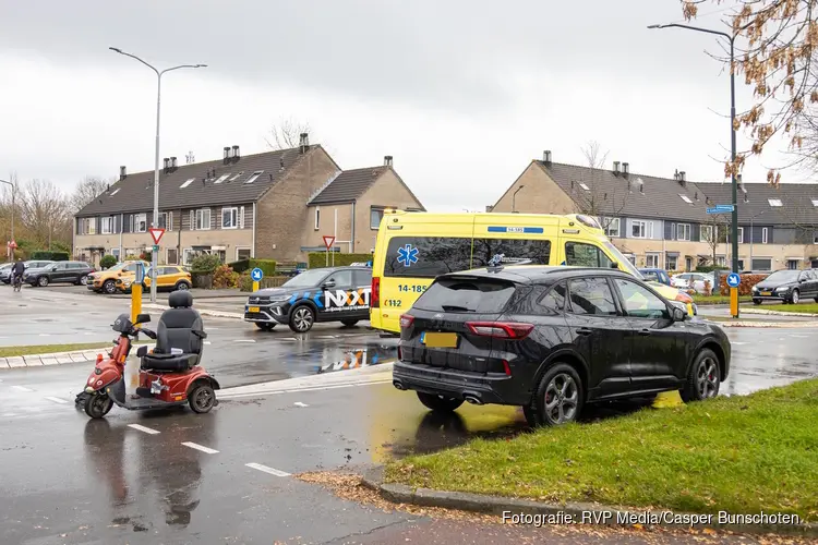 Man in scootmobiel aangereden door auto in Huizen