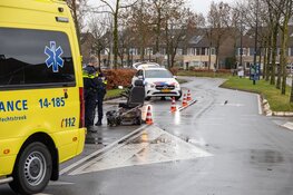 Man in scootmobiel aangereden door auto in Huizen