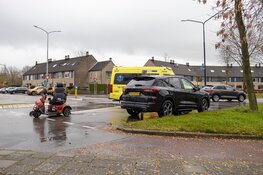 Man in scootmobiel aangereden door auto in Huizen