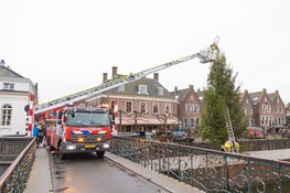 Traditionele kerstboom weer geplaatst in Muiden
