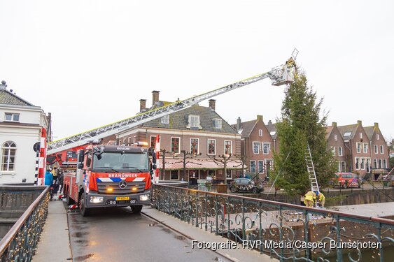 Traditionele kerstboom weer geplaatst in Muiden