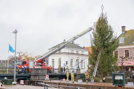 Traditionele kerstboom weer geplaatst in Muiden
