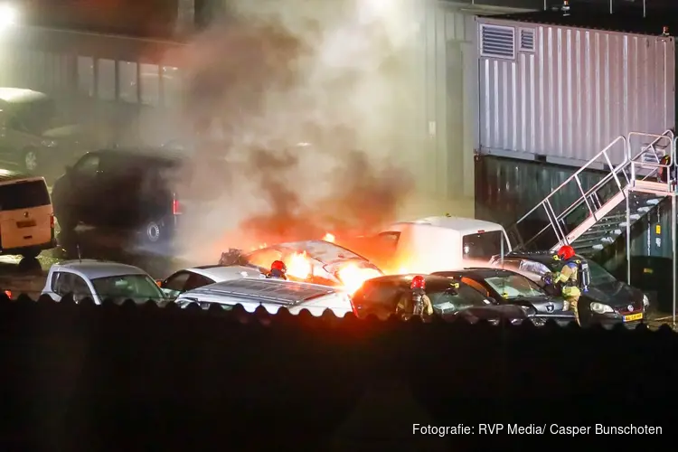 Auto in lichterlaaie op binnenplaats van politiebureau