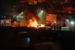 Auto in lichterlaaie op binnenplaats van politiebureau