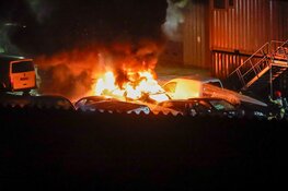 Auto in lichterlaaie op binnenplaats van politiebureau