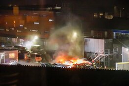 Auto in lichterlaaie op binnenplaats van politiebureau