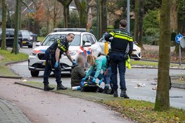 Botsing tussen motorrijder en fietser aan de Naarderstraat in Huizen