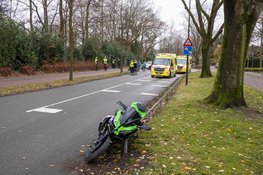 Botsing tussen motorrijder en fietser aan de Naarderstraat in Huizen