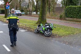 Botsing tussen motorrijder en fietser aan de Naarderstraat in Huizen