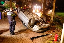 Auto knalt tegen boom en vliegt over de kop in Naarden