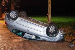 Auto knalt tegen boom en vliegt over de kop in Naarden
