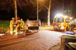Auto knalt tegen boom en vliegt over de kop in Naarden