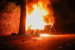 Auto vliegt in brand na botsing op Vredelaan in Laren