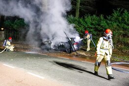Auto vliegt in brand na botsing op Vredelaan in Laren