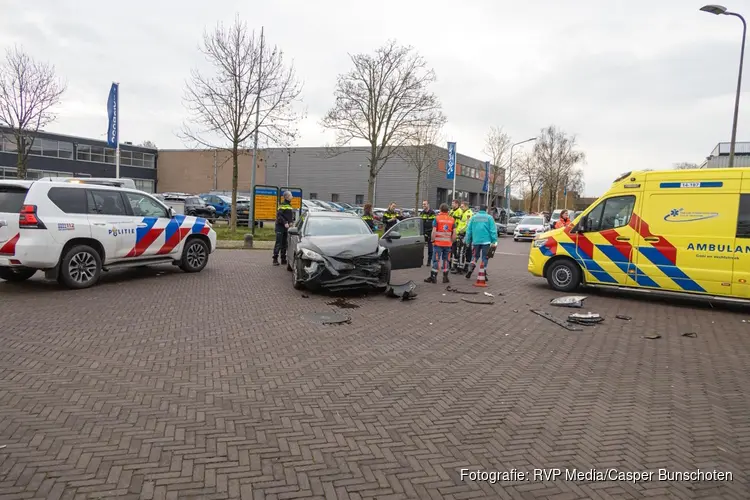 Botsing op kruising tussen auto en busje in Naarden