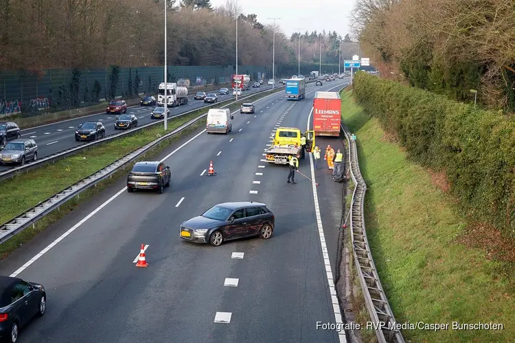 Ongeluk tussen vrachtwagen en auto op de A1 bij Laren