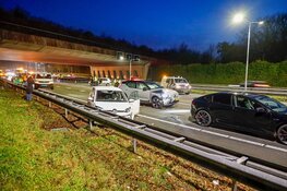 Ravage en gewonden na ongeluk tussen meerdere voertuigen, snelweg richting Amsterdam volledig afgesloten