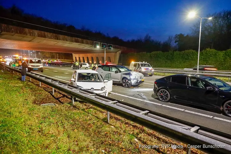 Ravage en gewonden na ongeluk tussen meerdere voertuigen, snelweg richting Amsterdam volledig afgesloten