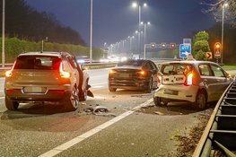 Ravage en gewonden na ongeluk tussen meerdere voertuigen, snelweg richting Amsterdam volledig afgesloten